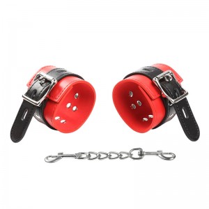 Paire de menottes cadenassables rouges et noires