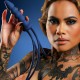 Gode fouet silicone bleu sur modèle féminin - Accessoires BDSM Malins-Plaisirs