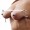 Barre étau à seins XL placé sur la poitrine de la soumise pour écraser les seins