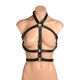 Vue de face du harnais BDSM en cuir noir, poitrine dégagée, boucles ajustables visibles