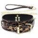 Détail du collier léopard en cuir végan – boucle dorée et anneau central brillant