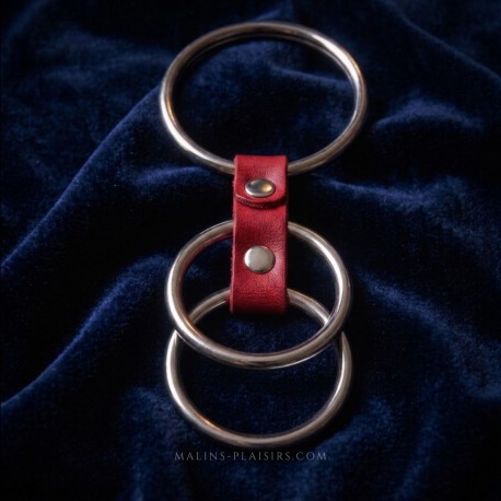 KINK - ANNEAU PÉNIS TRIPLE MÉTAL 3,7 CM À 5 CM CONNECTÉ AVEC DU CUIR ROUGE