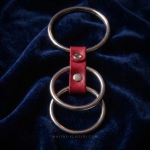 KINK - ANNEAU PÉNIS TRIPLE MÉTAL 3,7 CM À 5 CM CONNECTÉ AVEC DU CUIR ROUGE