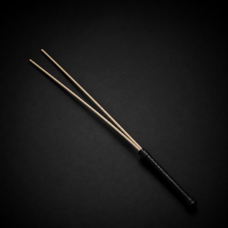 Badine BDSM double brin en rotin naturel avec manche en similicuir, un accessoire de discipline élégant et précis.